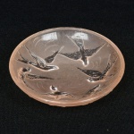 VIDRO, uma (1) miniatura de plafom, modelagem relevada representando pássaros, tonalidade rosa claro,translúcido, medindo 7,5 cm diâmetro, possivelmente usado na montagem de lustre para casa de bonecas, vide foto.