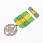 MILITARIA, uma (1) Medalha Militar, criada pelo Decreto 4238 de 15 de Novembro de 1901, destina-se arecompensar os bons serviços prestados pelos Oficiais e Praças do Exército, Marinha e Força Aérea Brasileira, emserviço ativo, concedida a militares que completam Decênios de Bons Serviços Prestados às Forças Armadas variandocom o tempo de serviço computável do militar agraciado, no caso vinte anos, confeccionada em PRATA, medindo 34cm diâmetro mais olhal, argola, passador e fita com barrete de duas estrelas, vide foto.