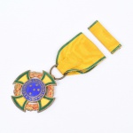 MILITARIA, uma (1) Medalha de Guerra FEB (Força Expedicionária Brasileira), instituída em 17 de agosto de1944, formato de cruz sobre coroa de louro e carvalho, centro com a constelação do Cruzeiro do Sul, orla com ainscrição Estados Unidos do Brasil, reverso a inscrição: Medalha de Guerra 22-VIII-1942 (data que o Brasil declarouguerra), confeccionada em prata dourada e esmaltada, medindo aproximadamente 38 mm diâmetro, mais olhal, argola efita, peso total aproximado 20 gr., acompanha o barrete, vide foto.