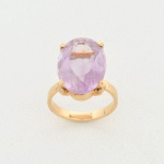 JOIA, um (1) anel confeccionado em OURO, com ametista lapidação oval, peso somente do ouro 3,9 gr., pedra 9carats, tamanho do aro 13, vide foto.