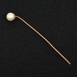 JOIA, um (1) antigo alfinete de gravata confeccionado em OURO, com pérola cultivada de aproximadamente 7mm, medindo 7,5 cm, peso total 1,6 gr., vide foto.