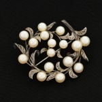 JOIA JAPONESA, um (1) broche com pérolas cultivadas, monture em PRATA, puncionado SILVER JAPAN,medindo 5 x 4 cm, peso total 13,3 gr., vide foto.