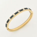 BIJUTERIA, um (1) bracelete em metal dourado com carre de strass azuis e incolores, medindo 6,5 x 5,5 cm,sinais de uso, vide foto.