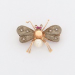 JOIA, um (1) antigo broche no formato de abelha, confeccionado em OURO branco e amarelo, olhos em rubislitas,asas com cravações em pedras lapidação roseta, abdome com pérola cultivada, medindo aproximadamente 3 x 2,5 cm,peso total 3 gr., vide foto.