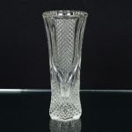 VIDRO, um (1) vaso solifleur, incolor e translúcido, modelado em elementos vegetalistas e bico de jaca, medindo16 cm altura, sinais de uso, vide foto.