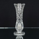 CRISTAL, um (1) vaso solifleur, grosso, incolor e translúcido, moldado em sulcos e palmas, fundo estrelado,medindo 20 cm altura, vide foto.