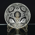 CRISTAL, um (1) bowl, modelado em palmas, sulcos e estrelas, incolor e translúcido, origem Indonésia, medindo17,5 cm diâmetro e 5 cm altura, sinais de uso, vide foto.