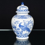PORCELANA ORIENTAL, um (1) vaso com tampa no formato de balaustre, ornamentação dita Chinoire natonalidade azul sobre fundo branco, representando pavão, cerejeiras, barrados vegetalistas e geométricos, sem marca demanufatura aparente, medindo 20 cm altura, vide foto.
