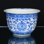 PORCELANA ORIENTAL, um (1) cachepô com ornamentação floral e geométrica, tonalidades azul e branca, semmarca de manufatura aparente, medindo 15 cm diâmetro e 10 cm altura, sinais de uso, vide foto.