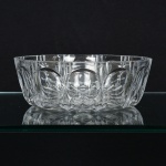CRISTAL, um (1) bowl, incolor e translúcido, modelado em sulcos e esferas, fundo estrelado, medindo 16,5 cmdiâmetro e 6 cm altura, sinais de uso, vide foto.