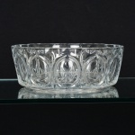 VIDRO, um (1) bowl, incolor e translúcido, moldado em sulcos, fundo em dália, medindo 20 cm diâmetro e 7,5cm altura, sinais de uso, vide foto.