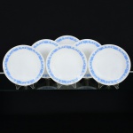 VIDRO OPALINADO, seis (6) pratos rasos, brancos e leitosos, ditos milk glass, ornados com barrado em silhuetasvegetalistas esmaltado na tonalidade azul, marca TERMO-REY, medindo 23 cm diâmetro, sinais de uso, vide foto.