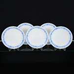 VIDRO OPALINADO, cinco (5) pratos rasos, brancos e leitosos, ditos milk glass, ornados com barrado emsilhuetas vegetalistas esmaltado na tonalidade azul, marca TERMO-REY, medindo 23 cm diâmetro, sinais de uso, videfoto.