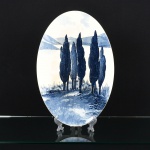 FAIANÇA ALEMÃ, uma (1) travessa oval, ornamentação pintada a mão representando paisagem lacustre,tonalidade azul, bicado na borda visto pela parte de traz, marca WAECHTERSBACH (Waechtersbacher Steingutfabrik,fundada pelo Conde Adolf de Ysenburg e Büdingen em 1832; em 1840 introduziu a decoração de transferência porimpressão; em 1897 desenvolveram a impressão colorida sob vidrado; em 2006 foi vendida para o Grupo Konitz),medindo 40,5 x 27 cm, sinais de uso, vide foto.
