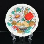 PORCELANA, um (1) prato decorativo com ornamentação floral policromada, marca STEATITA (Campo Largo,PR, funcionou de 1954 a 1994), medindo 22,5 cm diâmetro, sinais de uso, vide foto.