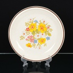 PORCELANA JAPONESA, um (1) prato decorativo com ornamentação floral policromada, linha CASUALELEGANCE, marca HEARTHSIDE, medindo 27 cm diâmetro, sinais de uso, vide foto.
