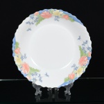 VIDRO FRANCÊS, uma (1) saladeira branca e leitosa, dita milk glass, borda com ornamentação floralpolicromada, marca ARCOPAL (usada a partir de 1958 como uma das marcas da ARC INTERNATIONAL, fundada em1825, por Alexander Des Lyons de Noircarm, em Village d'Arques na França; em 1926 foi vendida para a famíliaDurand, está entre as maiores fabricantes de cristais e vidros da Europa, dona de diversas marcas como: LUMINARC(1948); ARCOPAL (1958); ARCOROC (1963); CRISTAL D'ARQUES (1968); LONG CHAMPS (1968); SALVATI(adquirida na Itália em 1999); CHEF & SOMMELIER (2008), além de outras como: ZENIX; KWARX; DIAMAX eARCUISINE), medindo 27,5 cm diâmetro, vide foto.