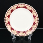 FAIANÇA INGLESA, um (1) prato raso, borda ornada com flores em tons de marrom e creme, marca W. H.GRINDLEY & Co (fundada em 1880 por William Harry Grindley em parceria com J & G. Meakin; 1884 terminou aparceria; 1926 morreu Grindley; 1960 Alfred Clough assume a empresa; 1991 fechou a fabrica), modelo Marlborough Hampton Court, medindo 23 cm diâmetro, arremates com frisos a ouro, vide foto.
