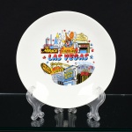 PORCELANA, um (1) prato decorativo policromado, souvenir de Las Vegas, sem marca de manufatura aparente,medindo 17 cm diâmetro, vide foto.