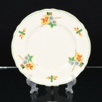 FAIANÇA INGLESA, um (1) antigo prato raso, com ornamentação floral policromada, linha CREAMPETAL,marca W. H. GRINDLEY & Co (fundada em 1880 por William Harry Grindley em parceria com J & G. Meakin; 1884terminou a parceria; 1926 morreu Grindley; 1960 Alfred Clough assume a empresa; 1991 fechou a fabrica), medindo 23cm diâmetro, vide foto.