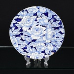 FAIANÇA INGLESA, um (1) antigo prato raso, ornado com flores, tonalidade azul branca, marca MYOTT, SON& Co. (fundada em 1898 por Ashley Myott, que com a ajuda do seu irmão Sydney Myott comprou várias outras olarias,pouca informação permanece desta companhia pois seus registros foram destruídos por um incêndio em 1949), modeloBermuda, possui bicado na borda e trincado acentuado na parte central do prato, medindo 25 cm diâmetro, vide foto.
