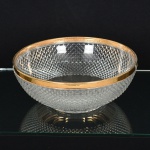 VIDRO, uma (1) saladeira tipo bowl, incolor e translúcida, modelagem em bico de jaca, fundo em dália, bordacom arremates a ouro, medindo 25,5 cm diâmetro e 10 cm altura, vide foto.