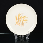 FAIANÇA, um (1) prato decorativo com ornamentação policromada representando trigo, arremates com frisos aouro, marca GOLDEN WHEAT, Made in USA, medindo 23 cm diâmetro, vide foto.