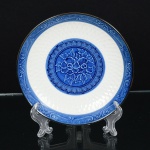 PORCELANA ORIENTAL, um (1) prato com ornamentação floral e geométrica, relevada na própria modelagem,tonalidade azul e branca, marcada em caracteres no verso, medindo 18,5 cm diâmetro, sinais de uso, vide foto.
