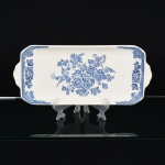 FAIANÇA INGLESA, uma (1) travessa retangular para rocambole, ornada com pássaros e flores, tonalidade azulsobre fundo branco, marca UNICORN (marca ligada ao Grupo Wedgwood), medindo 35,5 x 15,5 cm, vide foto.