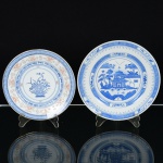 PORCELANA CHINESA, dois (2) pratos decorativos distintos: 1 com ornamentação no padrão dito Macau,representando paisagem lacustre, pagode, ponte, barco, pássaros, salgueiro, etc., medindo 20 cm diâmetro, tonalidadeazul e branca; 1 ornado com elementos vegetalistas, geométricos e morcegos, arremates com frisos a ouro, padrão ditogrão de arroz (denominação dada as peças em porcelana que, após minuciosamente entalhadas com estilete, sãoembebidas diversas vezes em barbotina, antes da queima, para dar este efeito), ambos com marca de origem no versoem legenda e caracteres, vide foto.