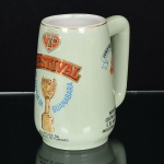PORCELANA, uma (1) caneca Lembrança do 7 Festival da Cerveja da Guanabara, marca CERAMARTE (RioNegrinho, SC, fundada em 1956 pelo alemão Klaus Schumacher, ainda em atividade), arremates com frisos a ouro,medindo 13,5 cm altura, ideal para coleção de bar, vide foto.