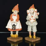 ESCULTURAS, par (2) figurativas representando casal de crianças, confeccionadas em resina policromada, seloda SIA Collection, menino com os pés quebrados e colado, medindo em média 19 cm altura, vide foto.