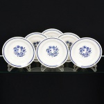 FAIANÇA, seis (6) pratos fundos, ornamentação vegetalista, tonalidade azul sobre fundo branco, marca OXFORD(fundada em 1953 em São Bento do Sul, SC, quando um grupo de empresários liderado por Otair Becker comprou deFrancisco Loersch a Cerâmica Santa Terezinha, em 1980 participou da Feira Internacional de Berlim na Alemanha,ainda em atividade é a maior produtora de cerâmica da América Latina), medindo 21,5 cm diâmetro, vide foto.