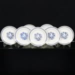 FAIANÇA, sete (7) pratos rasos, ornamentação vegetalista, tonalidade azul sobre fundo branco, marca OXFORD(fundada em 1953 em São Bento do Sul, SC, quando um grupo de empresários liderado por Otair Becker comprou deFrancisco Loersch a Cerâmica Santa Terezinha, em 1980 participou da Feira Internacional de Berlim na Alemanha,ainda em atividade é a maior produtora de cerâmica da América Latina), medindo 23 cm diâmetro, vide foto.
