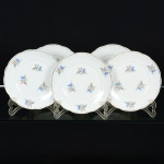 PORCELANA, cinco (5) pratos de sobremesa, ornamentação floral policromada, arremates com frisos a ouro,marca REAL (Mauá, SP, 1943 a 1994), medindo 18,5 cm diâmetro, sinais de uso, vide foto.