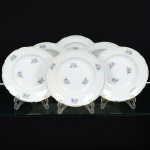 PORCELANA, seis (6) pratos fundos, ornamentação floral policromada, arremates com frisos a ouro, marcaREAL (Mauá, SP, 1943 a 1994), medindo 22,5 cm diâmetro, sinais de uso, vide foto.