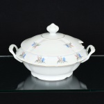 PORCELANA, uma (1) sopeira com tampa, ornamentação floral policromada, arremates com frisos a ouro, marcaREAL (Mauá, SP, 1943 a 1994), medindo 24 cm diâmetro, sinais de uso, vide foto.