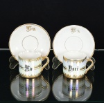PORCELANA, par (2) xícaras para café, ornadas com as legendas: EU e VOCÊ, fundo nacarado, generososarremates a ouro, marca SANTA ROSA (Pedreira, SP, fundada em 1956, ativa até 2001+), ambos os pires adaptados esomente com a legenda EU, arremates a ouro, fundo branco, marca RIO BRANCO (Fábrica de porcelanas que estima-seo seu funcionamento entre 1947 e 1967 no Rio de Janeiro, de início como Companhia Brasileira de Vidros eposteriormente como Porcelana Rio Branco S/A; do ano de 1959 a 1965 a fabrica adotou um sistema de datação do mêse ano de fabricação, exemplos: 10.9 outubro/1959; 5.1 maio/1961, até o momento só existem peças com dataçãoconhecida até o ano de 1965), datas distintas: 12.1 e 1.1 (Dezembro e Janeiro/1961), vide foto.