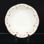 FAIANÇA, uma (1) saladeira tipo bowl, ornada com flores e perolados, tonalidades azul e marrom, marcaADELINAS  BARROS LOUREIRO & FILHOS (São Caetano do Sul, SP, 1929 a 1947, fundada pelo portuguêsManoel de Barros Loureiro, como: Fábrica de Louças Adelinas, que batizou a fábrica em homenagem a sua esposa; em1937 seus filhos entraram na sociedade e virou Companhia Barros Loureiro e Filhos, o diretor técnico da fábrica era oitaliano Mário Zappi; em 1947 com processo de separação da esposa, fecha a fabrica e funda no mesmo lugar aManufatura Brasileira de Louças), medindo 24 cm diâmetro e 7,5 cm altura, sinais de uso, vide foto.