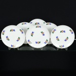 PORCELANA, seis (6) pratos rasos, ornamentação floral policromada, marca de atelier não identificado, medindo24 cm diâmetro, vide foto.