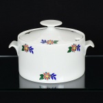 PORCELANA, uma (1) sopeira cilíndrica com tampa, ornamentação floral policromada, marca de atelier nãoidentificado, medindo 20 cm diâmetro, vide foto.