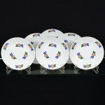 PORCELANA, seis (6) pratos fundos, ornamentação floral policromada, marca de atelier não identificado,medindo 21,5 cm diâmetro, vide foto.