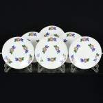 PORCELANA, seis (6) pratos de sobremesa, ornamentação floral policromada, marca de atelier não identificado,medindo 18,5 cm diâmetro, vide foto.