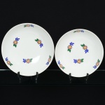 PORCELANA, duas (2) saladeiras de tamanhos distintos, ornamentação floral policromada, marca de atelier nãoidentificado, medindo 24 cm e 26 cm diâmetro, vide foto.