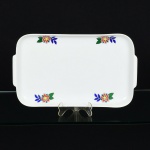PORCELANA, uma (1) travessa retangular, ornamentação floral policromada, marca de atelier não identificado,medindo 31,5 x 18,5 cm, vide foto.