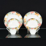 PORCELANA CHINESA, par (2) trios para chá (xícara, pires e prato de bolo), ornamentação floral policromada,marca de origem no verso, medindo a maior peça 20 cm diâmetro, ideais para coleção de cristaleira, vide foto.