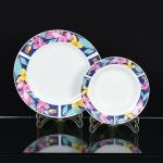 PORCELANA CHINESA, dois (2) pratos com ornamentação floral policromada, ambos com marca de origemMade in China: 1 fundo, medindo 20,5 cm diâmetro; 1 raso, medindo 27,5 cm diâmetro (trincado na borda, vide foto.
