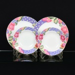 PORCELANA, quatro (4) pratos com ornamentação floral policromada, marca GALLERY, by Inhesion, sendo: 2(par) fundos, medindo 20 cm diâmetro; 2 (par) rasos, medindo 26,5 cm diâmetro, vide foto.