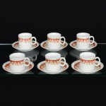 PORCELANA CHINESA, seis (6) xícaras para café, ornamentação floral policromada, arremates com frisos aouro, marca de origem em legenda e caracteres, um dos pires com bicados na borda, vide foto.