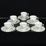 PORCELANA, seis (6) xícaras para café, ornamentação floral policromada, arremates com frisos a ouro, marcaSCHMIDT (Pomerode, SC; Mauá, SP; Campo Largo, PR, fundada em 1945, ainda em atividade, maior fábrica deporcelana da América Latina), vide foto.